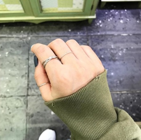 #戴戒指在右手食指
再來就是 「迷信」的部份啦!據說女生只要將戒指戴在右手食指,就可以增加桃花運喔!男生則是相反,戴在左手食指即可。不過這點就是信者恆信啦~不相信的也可以不用跟著做無所謂XD