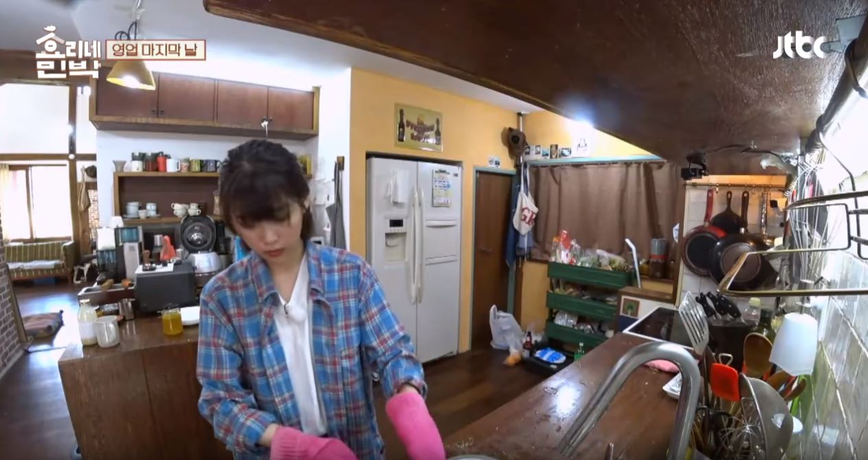 一切都完美的IU,如果說真的有什麼要挑剔,可能就是IU獨到的時尚眼光了XDDD,先前播畢的實境綜藝《孝利家民宿》中,IU都是穿著「認真打工」的寬鬆衣服,原本以為是IU為了符合節目而準備的穿著