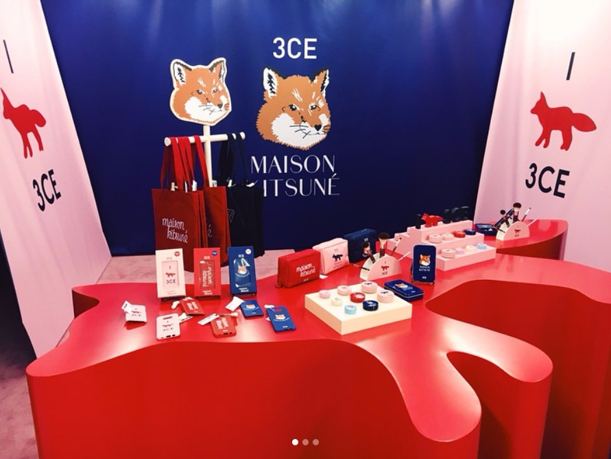 每隔一段時間就會帶給大家驚喜的3CE,這次跟法國潮牌MAISON KITSUNÉ合作,出了一系列以紅色、粉色、藍色為主色,有著狐狸圖案的聯名商品!而且個月25號還剛好有免運活動~完全可以趁著免運買一波!