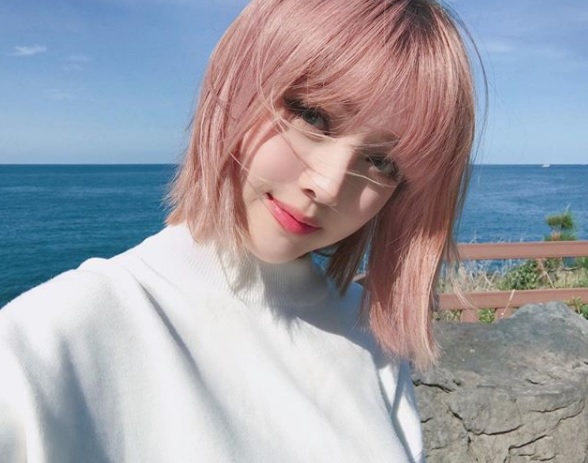 △小層次短髮
大多數女生剪短髮都是要求齊髮尾,但是近期不少人開始嘗試這種小層次的短髮,像是秀智再新戲《當你沉睡時》中的造型,也是以小層次的短髮為主。這種造型看起來會更有朝氣!