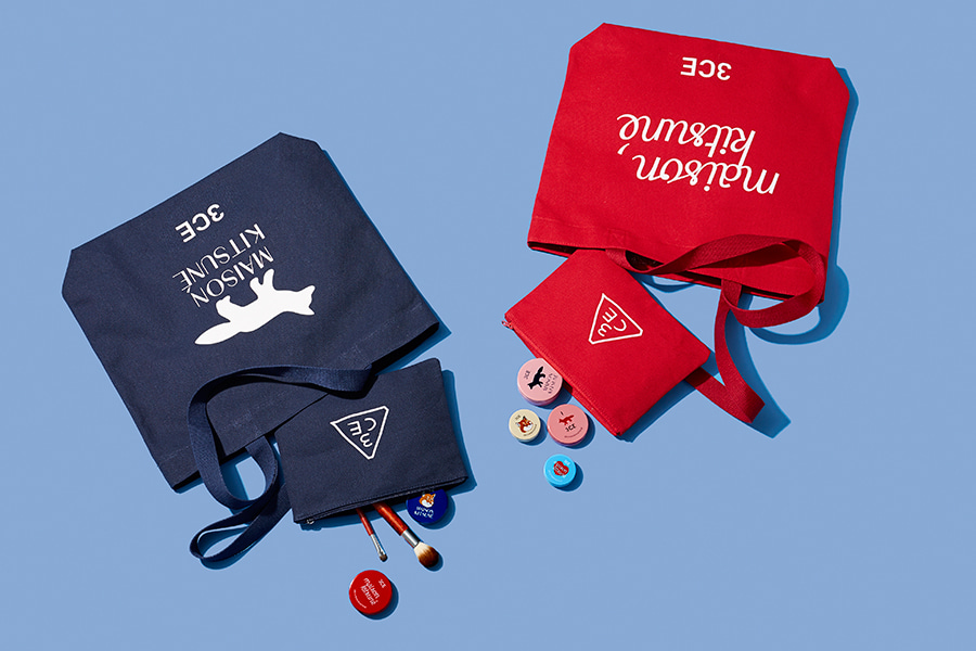 △ 3CE MAISON KITSUNE TOTE BAG
大小托特包組
另外很超值的組合是這個托特包組,買大包還附贈一個小的化妝包,比較可惜的實沒有狐狸頭的款式,但這樣印上白色的LOGO字樣也是非常簡約好看。