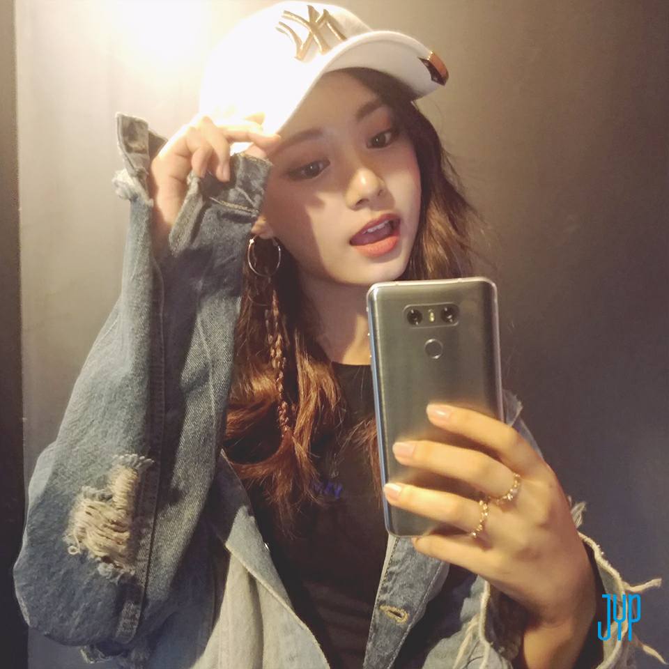 公司規定不能收禮物的關係所以全都留在桌上,在簽名會結束後桌上留下了許多粉絲送的花,子瑜看到後偷偷想帶走幾束花結果剛好碰巧被經紀人抓到了,這畫面也全都被粉絲拍下...
