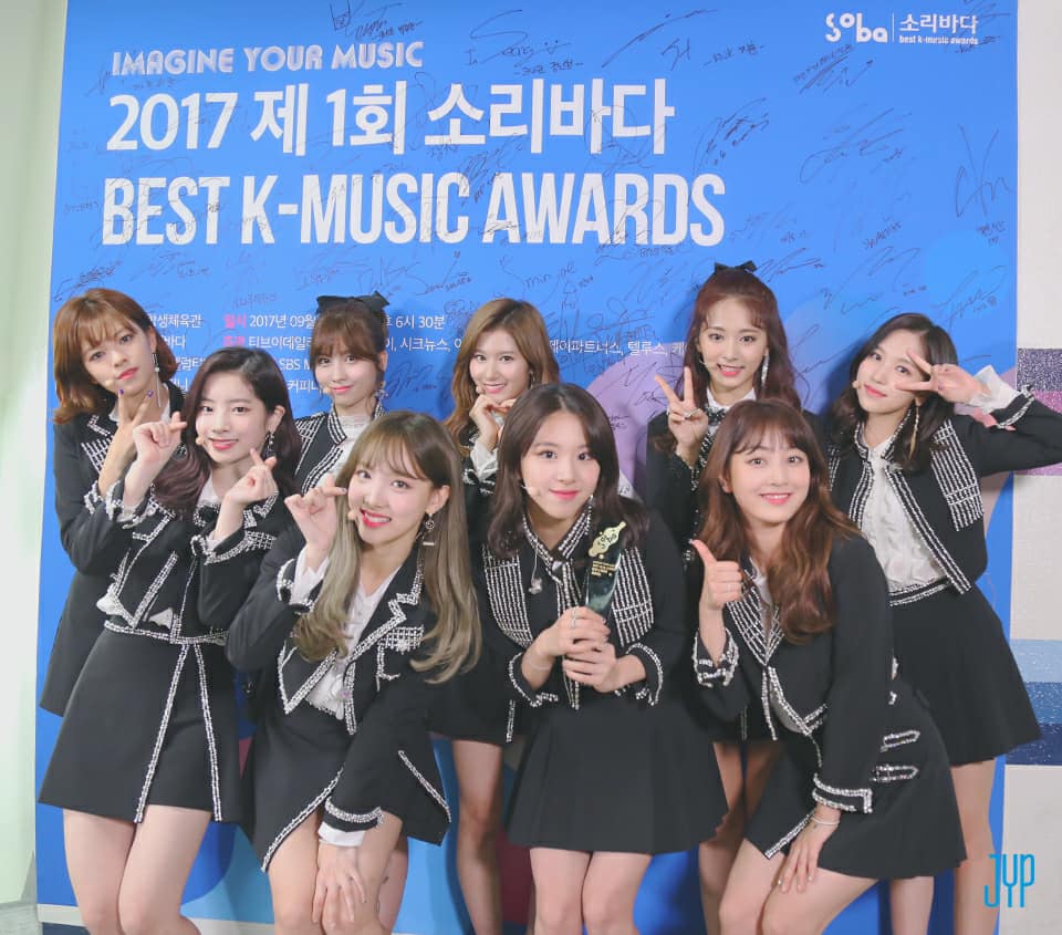 TWICE在日本出道後開始一連串宣傳活動,成員也都經常日韓兩地飛行程相當忙碌,成員也會在日本舉辦簽名會,粉絲們應該都知道簽名會可能會發生各種狀況...