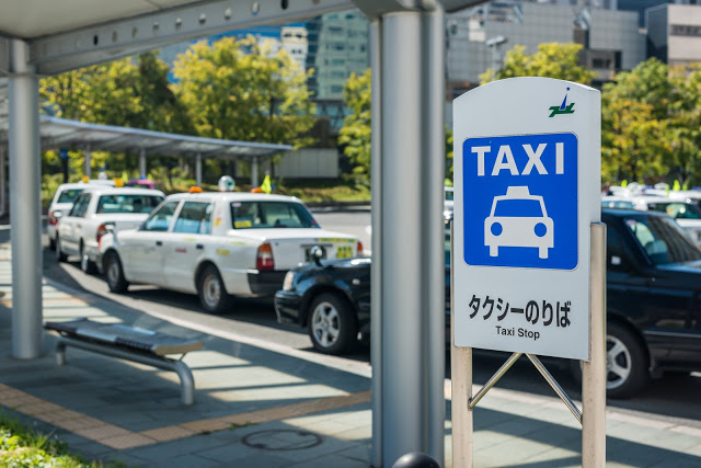 【計程車】
如果你的行李真的很多,或是是與長輩一起出門、人數過多,會比較適合搭乘計程車,不然一般來說計程車的費用會高出許多,也並不會比較快。若需要觀光計程車或大型計程車,則可以到入境大廳的綜合服務處辦理。