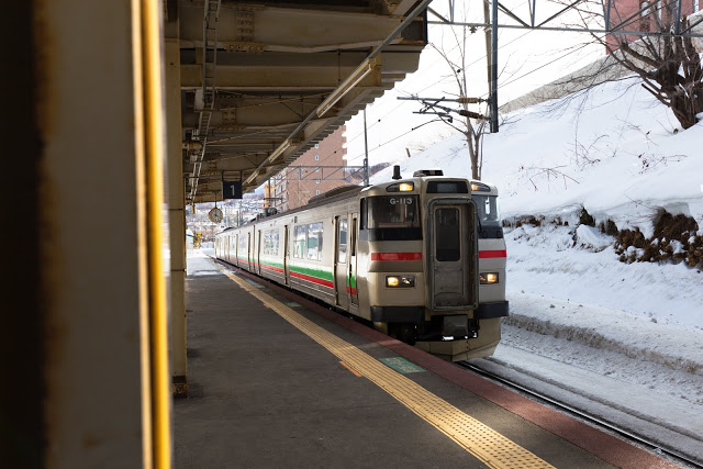 【地鐵】
札幌市營地鐵主是在札幌市內常會使用到的交通工具,而且也很好理解,所有的路線都會經由「大通站」,所以會常使用地鐵了話也可以選擇住在大通站的附近,主要的車站附近也都可以轉乘巴士或是JR,像是札幌站、中島公園等站點。