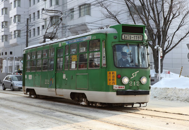 【市營電車(路面電車)】
札幌的路面電車主要是往市區中心朝西的路線,從「西四丁目」為起點,運行在地鐵以外的地區,一趟的繞行時間約42分鐘,是可以放緩腳步慢慢欣賞札幌市區景色的好方式。