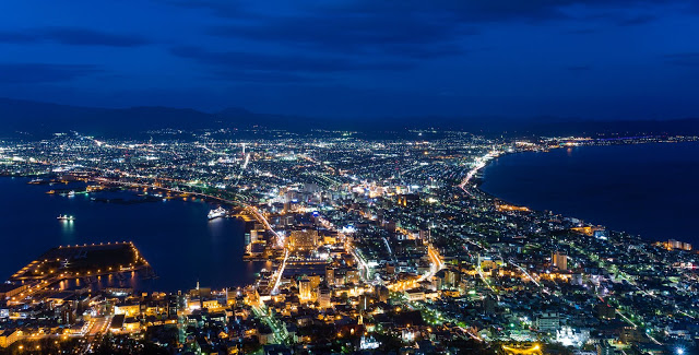 【函館】
函館市為位於北海道南部渡島半島東南龜田半島上的沿海城市,也是道南的中心城市,其中最廣為人知的景色為函館夜景,更有「百萬夜景」之美稱,與長崎、神戶並列「日本三大夜景」,雖說現在大家都說札幌的藻岩山夜景已經取代了函館,但函館的美景還是還是一樣美啦!