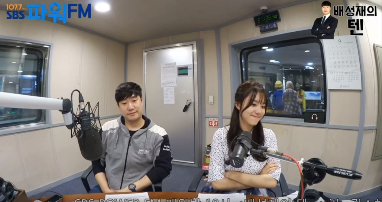 不過上週卻發生了一件讓素慧7pupu 的可愛事件XDDD,因為平常晚上廣播時段都會狂留言「素慧啊!」的粉絲,在這天節目快結束時,被廣播間窗外映出的女團給吸引了目光,不僅一直留言問「素慧啊,『後面的人是誰』?」、「欸?是女偶像欸?是誰啊」,讓素慧擺出一副「你看看你們」的表情