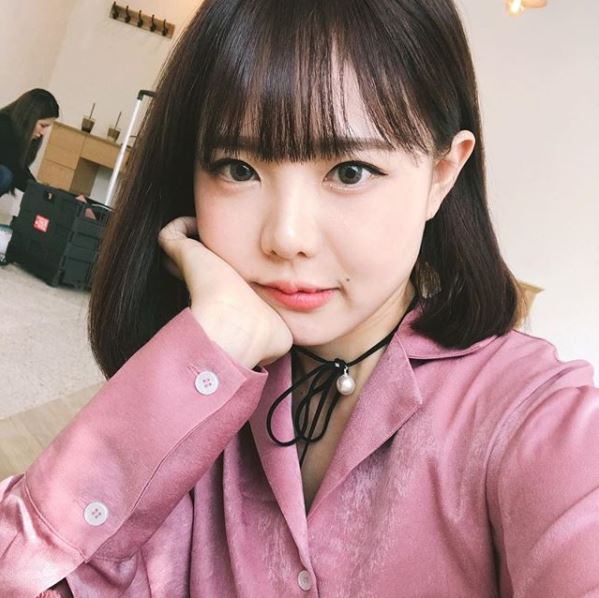 Ulzzang(얼짱)是由韓文eol-gul(臉蛋)及jjang(最好的、讚)所組成的流行語!意思是在SNS上看到會令人忍不住想要按讚!也就是我們常說的「臉讚」!