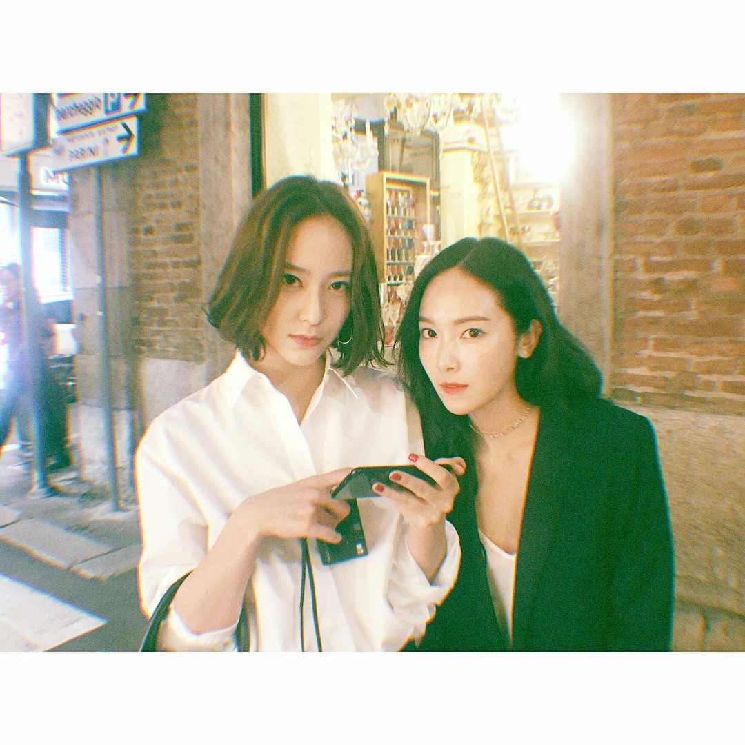 f(x) Krystal
剪掉多年的長髮,第一次以短髮示人的秀晶,果然引起了許多討論啊!不過在這張照片中秀晶真的看起來比較像姐姐啊XD
但短髮的秀晶看起來更俐落了,而且舉手投足總有種知性的美呢~