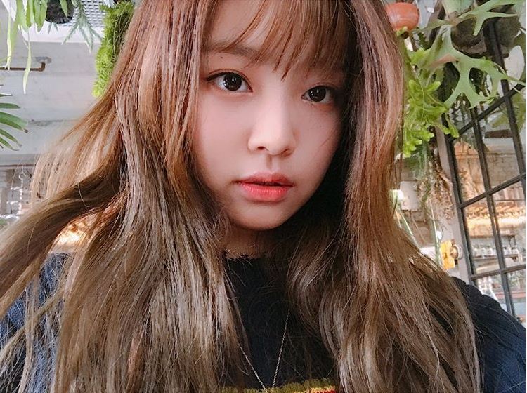 不過雖然Jennie的出道預告照是四人之中最早公佈的,但她其實是在YG練習了1年多之後才確定了Jennie的潛力,讓她與師兄GD合作的,而Jennie在韓國練習的時間則長達了6年