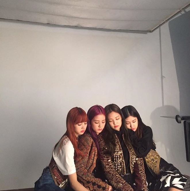 不過雖然現在BLACKPINK現在的成績相當亮眼,不過要是BLACKPINK真的像是老楊放話的一樣,是在2012年就出道的女團,那麼她們隊的「神人成員」就會再添一名。因為其實BLACKPINK當中,有一名成員是「一進YG就確定要出道」的天生明星,在這就先不公開謎底~讓你先來猜猜!