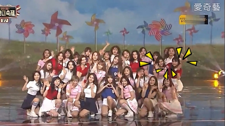 像是去年的<KBS年末歌謠典禮>女團合作舞台,相信大家都有看到TWICE Sana和YERI的友好互動。
Yeri事後在簽名會上就提到因為在練習舞蹈動作時,Sana非常照顧她,所以她們後來就變親了。