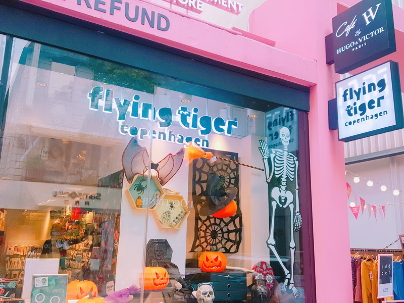 這次要來介紹的是FLYING TIGER COPENHAGEN 位於大家最熟悉的新沙洞林蔭道上的分店,經過這面粉紅色的櫥窗真的很難不被店內商品擺設所吸引。