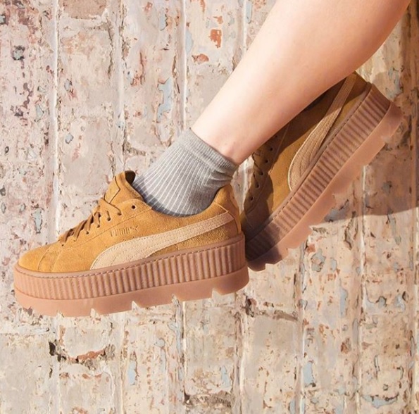 ◇PUMA FENTY Creeper
土色是近期的大勢,而最近又重新紅回來的Puma就順勢推出了這雙土色熱賣款~而且加上厚底的設計,讓不少小隻女孩搶翻啊!