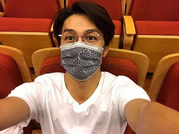 甚至就連在台灣和中國都頗有知名度的歌手吳克群,都曾被報導過在機場被粉絲誤會是EXO前成員鹿晗而被包圍,直到吳克群拿下口罩讓粉絲確定「認錯人」,人潮才一哄而散的糗事~