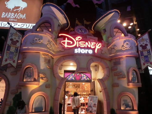 #店舖
1. Disney Store
日本Disney Store分佈在許多縣市,其中東京都最多,高達9家。小編征服了東京的5間當中,最推薦的就是澀谷的Disney Store。澀谷的Disney Store不像大多數的為於百貨公司內,而是獨棟的建築,城堡的外觀極為夢幻,內部裝潢會根據每層樓和區域有不同的設計。不只氣氛,精緻可愛的迪士尼商品更是令人直呼卡哇伊,讓人不斷掏出錢包中的日幣。