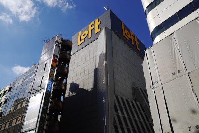 2. LOFT
Loft是日本人氣雜貨店,裡頭販售各種生活雜貨,從保養化妝品、零食到文具都有。而文具品項從手帳、紙膠袋、鋼筆、印章都相當齊全,新潮的設計是吸引文具迷的重點!位在東京澀谷的Loft,是Loft的本店,從B1到六樓一共七層,五花八門的商品能夠讓你逛上好幾小時啊~