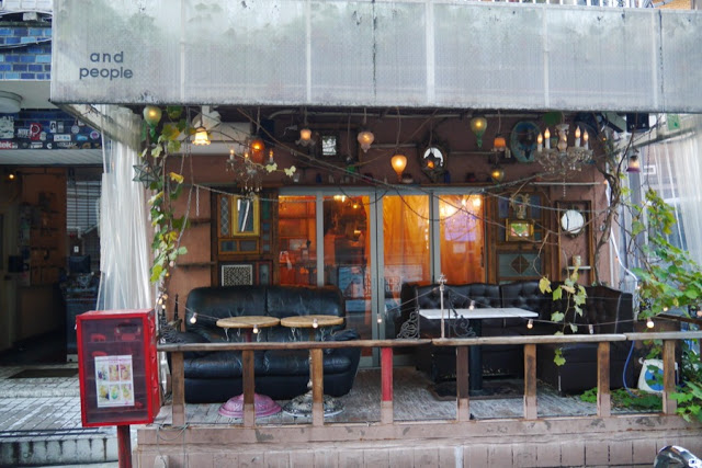 2. Cafe and Dining and People
接下來小編介紹的這間Cafe是許多日本女生喜歡喝下午茶的愛店,鄉村式的裝潢更是吸引許多文青女孩們(像是著名的青文字系麻豆柴田紗希)前來悠閒度過一個下午。不只店內的甜點好吃,「パパっとお昼」的牛筋咖哩也大獲好評!
▶︎地址:東京都渋谷区宇田川町10-2(座標:35.662714, 139.697191)