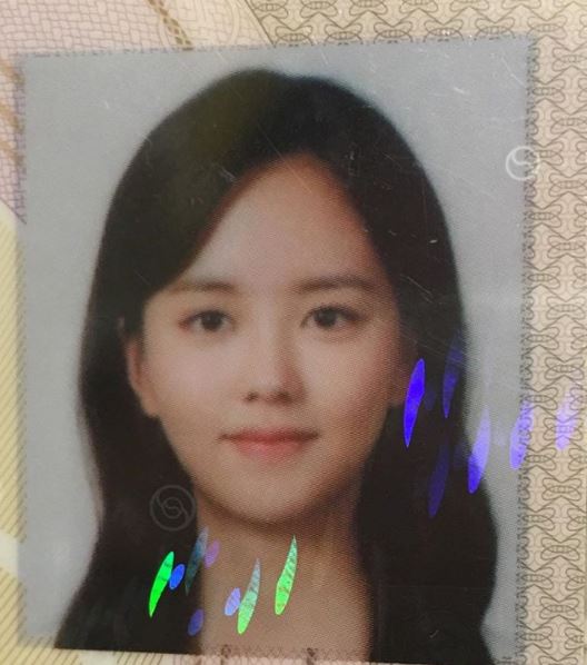 同樣還有年紀輕輕就站上人氣頂峰的,還有小女神所炫~不久前才在IG上和大家分享她的證件照,說著自己再2個月就要成年,明年預計也將展開大學生生涯的所炫似乎是個充滿變化的一年呢!