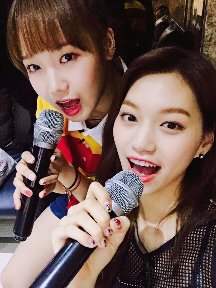 而 I.O.I當初出道時就曾讓人驚豔過她們「超Young」的平均年紀,不僅美娜、素慧明年才要滿20歲,最近剛出道的有情也是明年才要滿20的成員之一,想想還有離18歲都還有一段距離的Somi...I.O.I這麼一想真的是年紀輕輕站上人氣頂峰的組合代表呢!