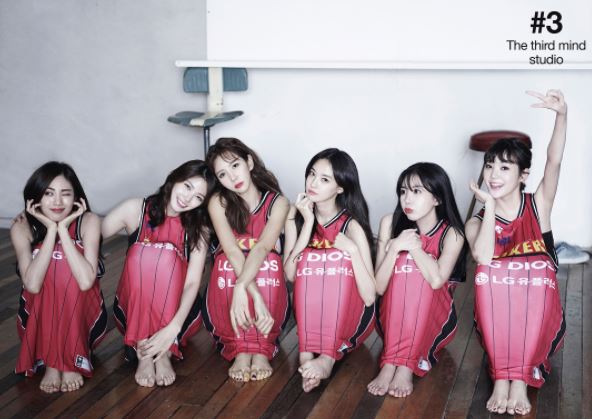 而一起參與拍攝婚紗照的成員有珠妍、Raina 、 Nana、Lizzy、佳恩。
大家一起穿上正雅的男友鄭昌永所屬球隊的制服也太可愛!