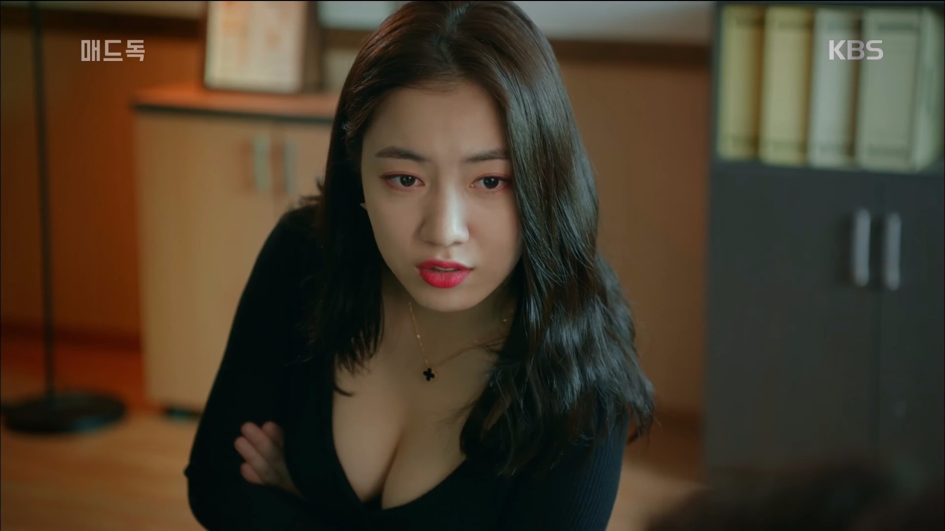 而不只在《Mad Dog》,和榮在《青春時代》中的演技就已經受到大眾的認可,而她所飾演的姜伊娜也受到了觀眾們的喜愛。
雖然因為T-ara的霸凌事件受到影響,而在《青春時代2》從主角變客串,但是不可否認的和榮作為演員的成績真的比做為偶像時好了很多啊!可以說是轉型成功啊!