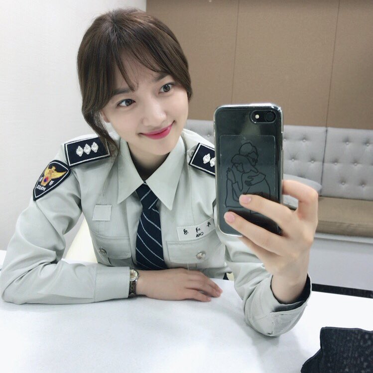★表藝珍
她在劇中飾演派出所巡警,對韓宇卓(丁海寅 飾)有好感。追劇的粉絲們肯定對她不陌生吧~~《Doctors》的神經外科護理師,還有《三流之路》另人無法討厭的小三張藝珍!