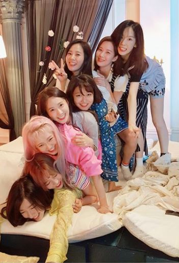 雖然少女時代將來的活動計劃還不明,但最近成員在成軍十週年的Fan Meeting上對彼此想說的話,再度成為話題。成員間彼此的對話,就像俞利說的一樣,讓人感受到少時成員間不只是一起走來的工作夥伴,更像是朋友和家人,內容感人