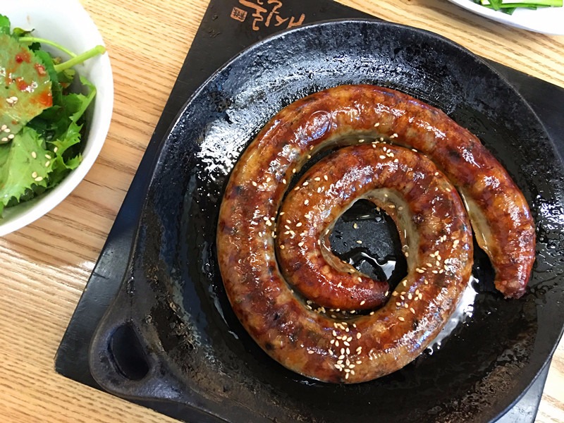 大學路除了公演場很有名氣也是著名的美食街了,小編去的是「米腸實錄」,這家店不光有傳統的米腸和米腸湯飯,還有這樣煎著吃的米腸排等等,看著就忍不住流口水啦
