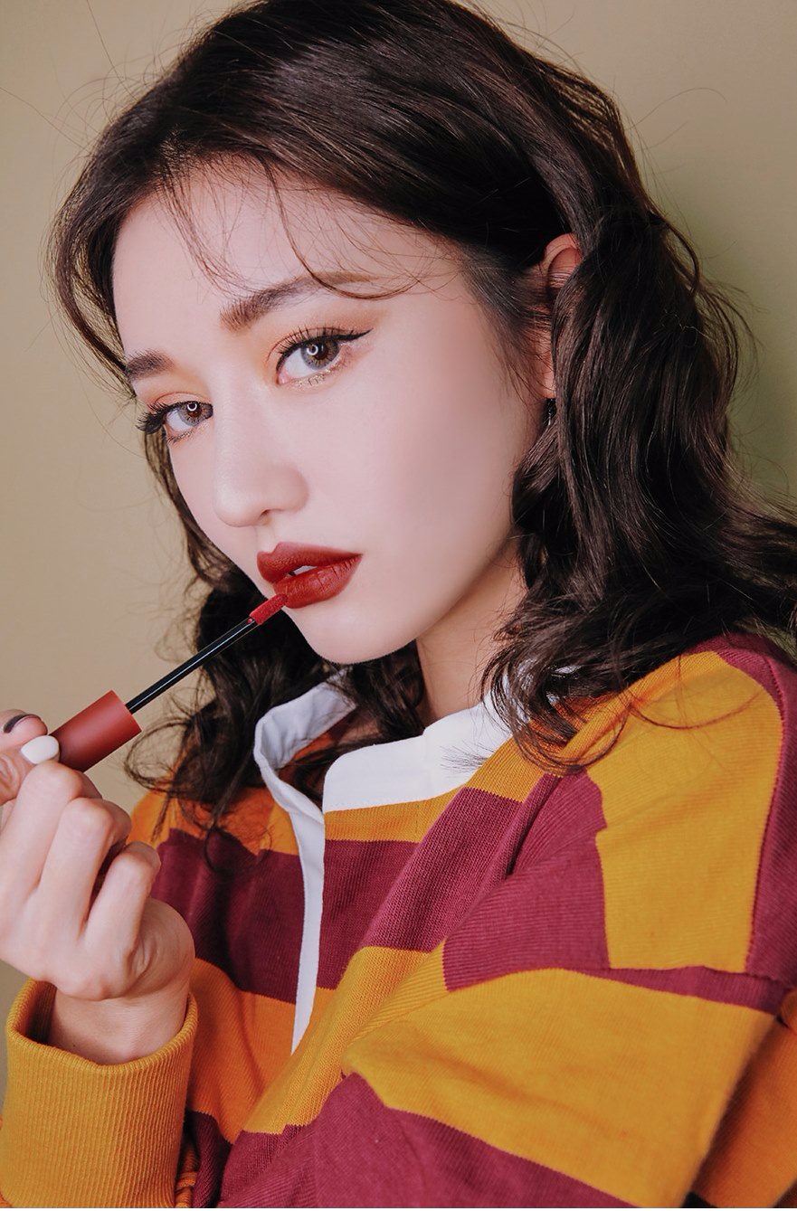 *TAUPE
深咖啡紅棕的特殊色,近年已經從歐美國家流行過來亞洲了啊!不一定要搭配大濃妝,淡淡的同色系妝容,雙上濃黑的睫毛,整個氣場就能夠一手hold住啊!