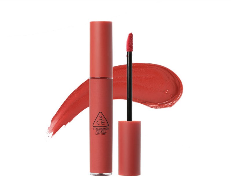 新的VELVET LIP TINT絲絨唇釉總共出了10色!瓶身採用全霧面的設計,偽少女自己很喜歡這種的包裝,因為拿起來超有手感!刷頭看起來跟Giorgio Armani的明星商品有點像!