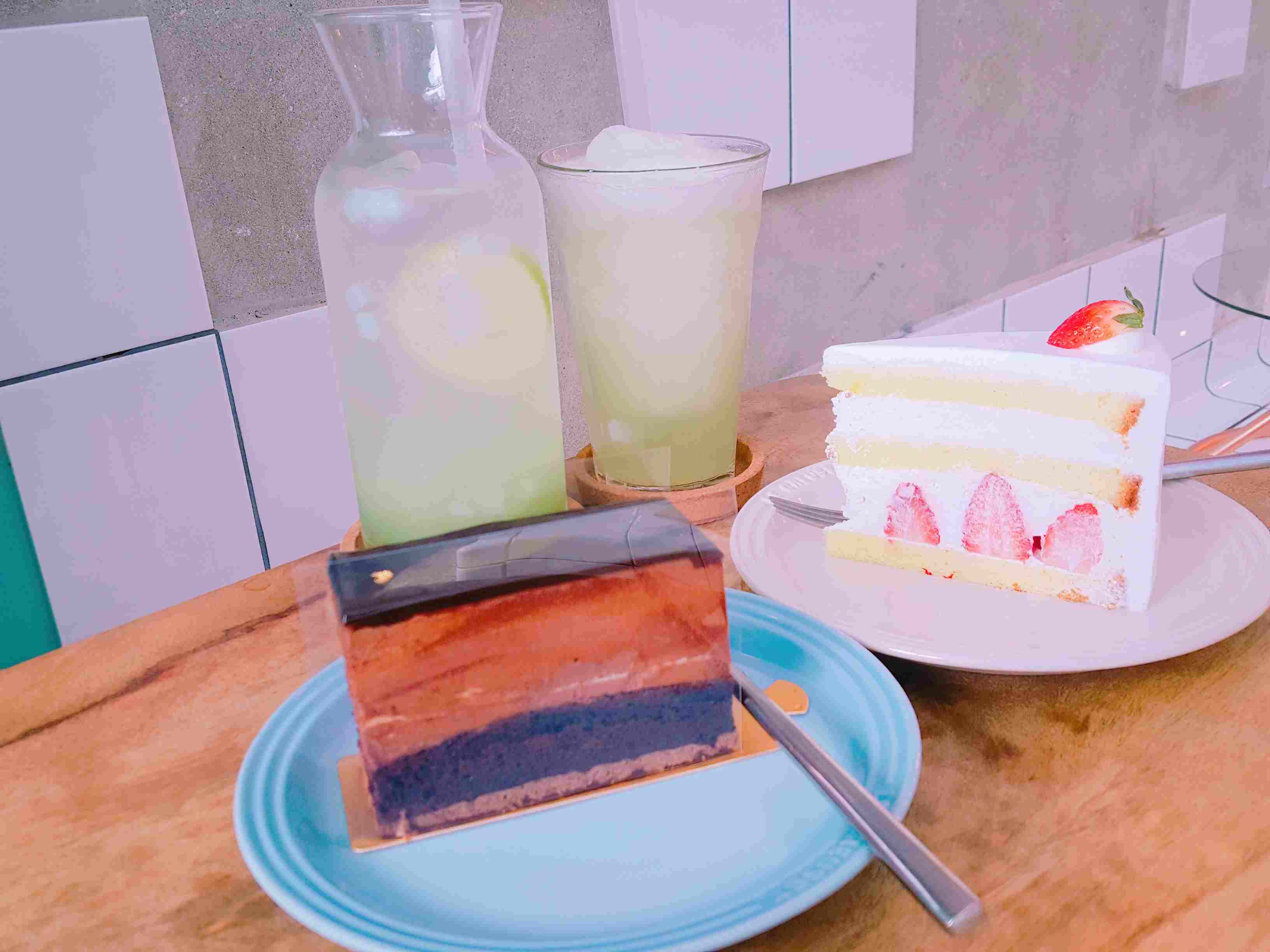 鏘鏘鏘鏘~小編跟朋友點的餐點出來啦~但話說這裡最有名的飲品是-粉紅拿鐵,蛋糕的話是草莓千層,但朋友狂推他們的葡萄氣泡飲,所以小編就點了葡萄氣泡飲,蛋糕的話,當天沒有看到草莓千層,所以只好點巧克力蛋糕囉!!