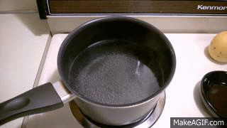 *煮沸過的開水
化妝水的最主要成分就是水,高溫殺菌後的開水,雖然只有單純保濕,但是後面疊擦的精華液營養就很足夠了!不太建議使用瓶裝水,在運送及存放過程中,易在高溫下曝曬,瓶子材質PET若遇到高溫,會釋放出塑化劑不太好~
