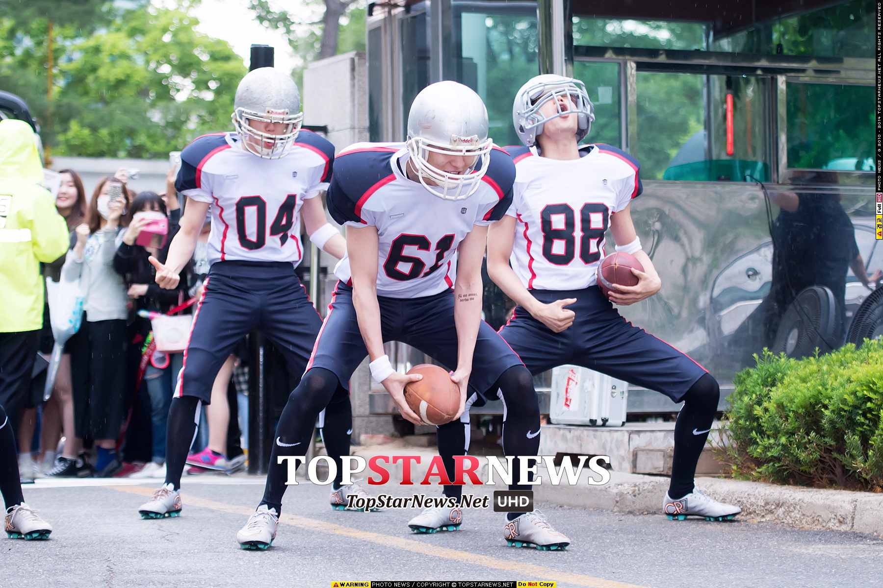 相信有粉絲一定會浮現EXO成員KAI、CHEN、伯賢、燦烈一起化身美式橄欖球隊員現身的畫面吧XD
應該要整團一起扮裝才對啊的!不過看到後面穿著正常私服現身的的成員們,這樣的反差也讓粉絲們覺得更好笑呢!