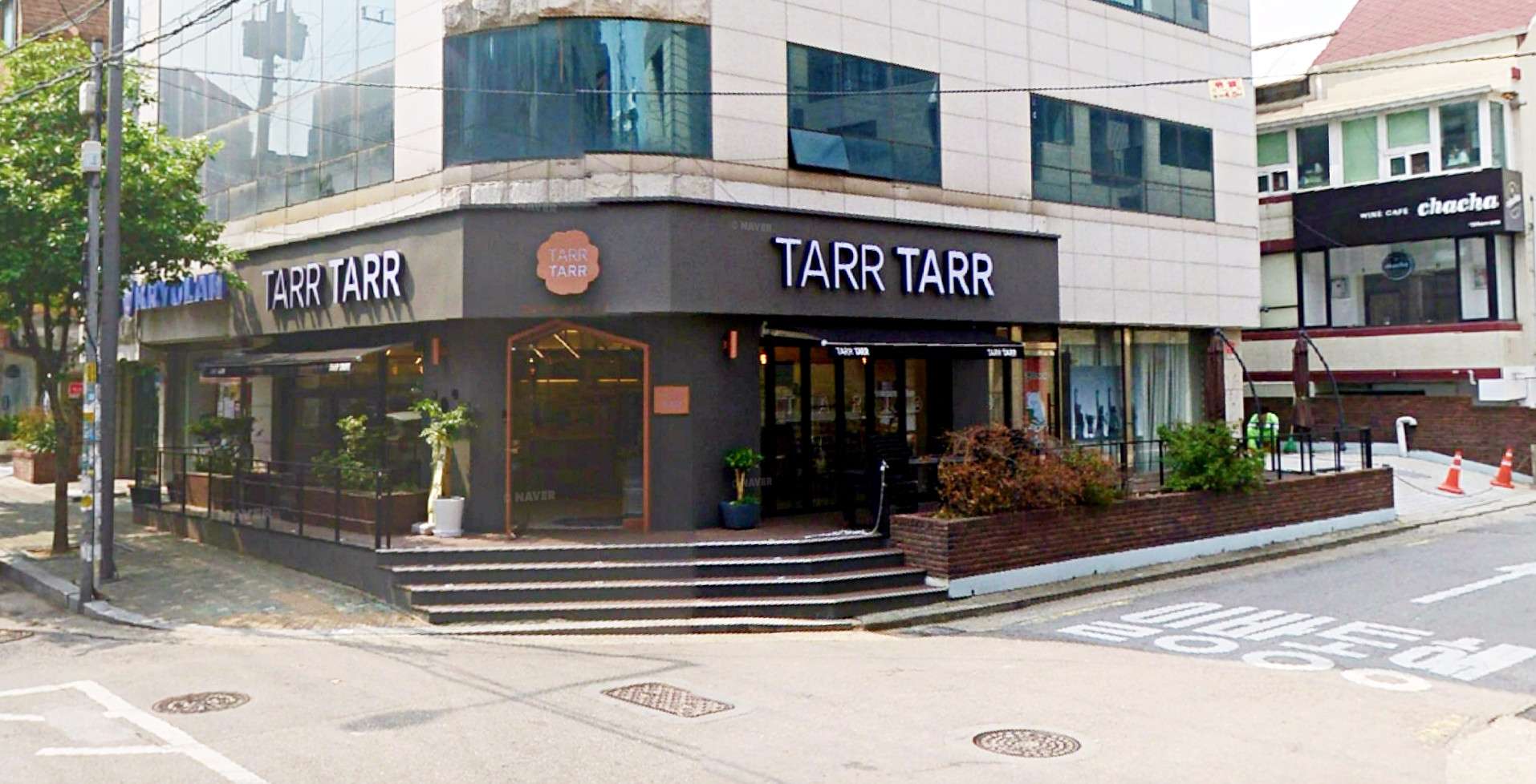 TARR TARR 타르타르 算是頗負盛名的 蛋塔水果塔連鎖店,總店在光州,現在在首爾也有好幾家分店。
小編去的這一間位址在弘大入口站6號出口附近,大家如果有來弘大逛逛不妨來試一試喔。
店名:타르타르 홍대서교점 弘大西橋店
地址:서울특별시 마포구 와우산로29길 21
營業時間:每日11:00 - 23:00
官網:http://www.tarrtarr.com/#inslide2