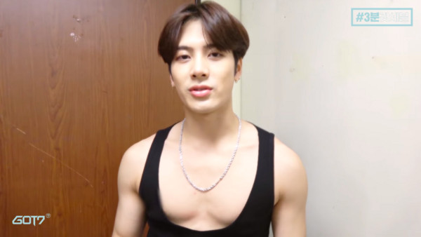 在18日撥出的節目中成員 Jackson登場的造型讓大家都嚇了一跳,因為 Jackson身穿著一件非常低胸的黑色背心,胸肌也隱隱若現讓人看了實在非常害羞, Jackson也提到造型師竟給他穿這樣的背心(驚)