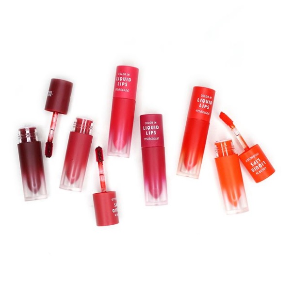 △Etude House color in liquid lips
這款屬於唇釉型,擦起來水水亮亮,但是又不會像唇蜜一樣過黏,亮度適中。