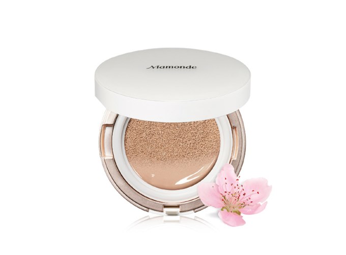 *Mamonde 提亮遮瑕粉霧氣墊粉餅 $20,000KRW
這款標榜的是適合台灣夏天的控油粉霧妝感,但是網友實測說實在太乾太厚重了!在台灣的夏天根本很容易就會斑駁,在冬天更是乾到沒話講啊...可能只適合大油肌的人使用吧!