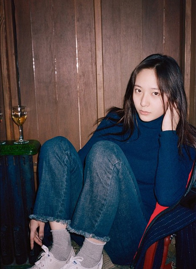 那就是f(x)的顏值代表,Krystal~
出道8年以來Krystal一直以一頭長髮和冷冷的「冰山公主」形象成為不少女生的wanna be對象