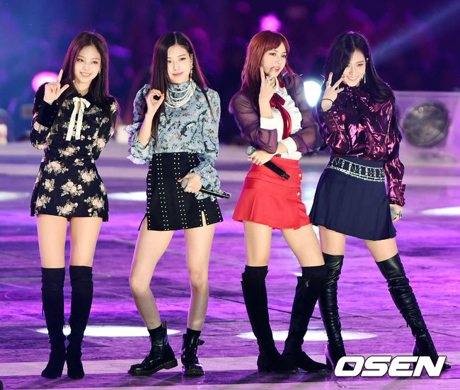BLACKPINK最近基本時間都待在日本活動,今天她們參加了2017“Busan One Asia Festival”演唱會,帶來《Playing With Fire》及《As If It's Your Last》兩首歌曲