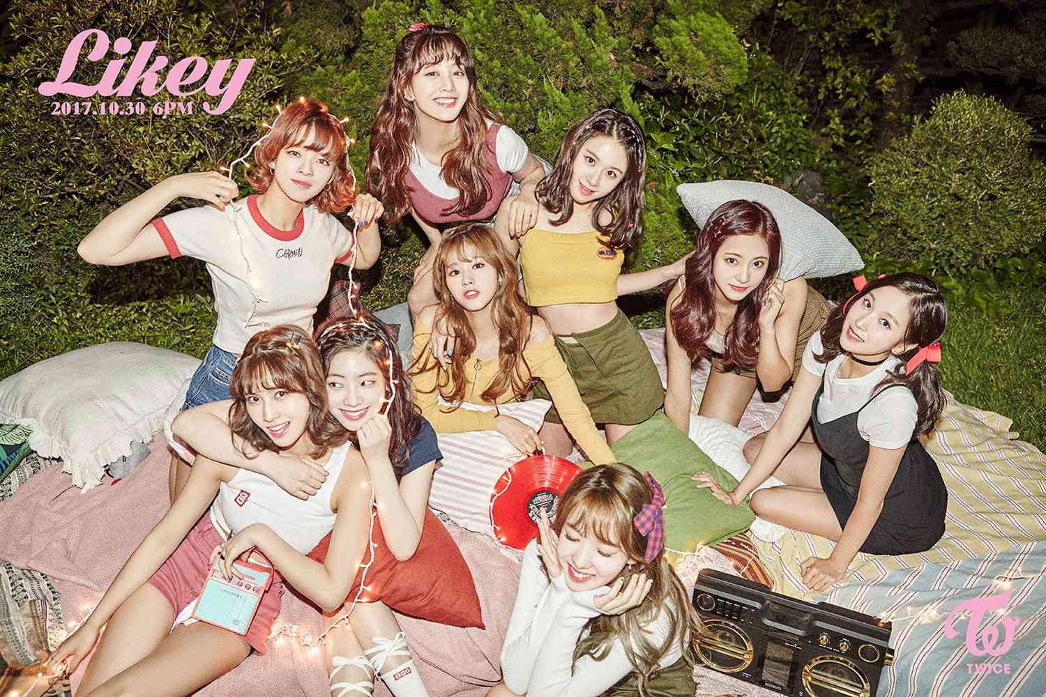 首先要在10月30日攜首張正規專輯《Twicetagram》回歸的TWICE,就已經讓人更加期待她們11月的音樂節目的演出啊!
11月的一開始就能看到滿滿的TWICE活動,粉絲一定相當開心的啊!!