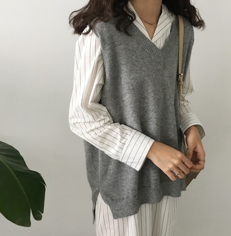▲V領背心 約台幣280元
文青女孩必備V領背心在今年秋冬一樣熱門,尤其是配上一件襯衫真的超搭!不管是有點微涼的天氣還是冷冷的天氣,針織的V領背心都可以陪你度過啊~