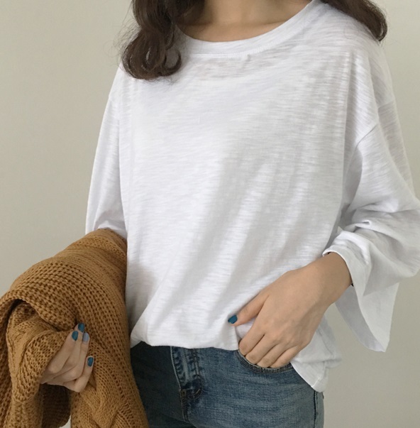 ▲寬鬆7分T 約台幣175元
這種寬鬆的素色T應該不少女孩衣櫃裡都會有個一兩件吧?這種微涼的秋天真的是必買不可啊!尤其是這種有點微透光的款式更是必備!想展現好身材的女孩裡面只要配上一件素深色Bra就會超時尚!