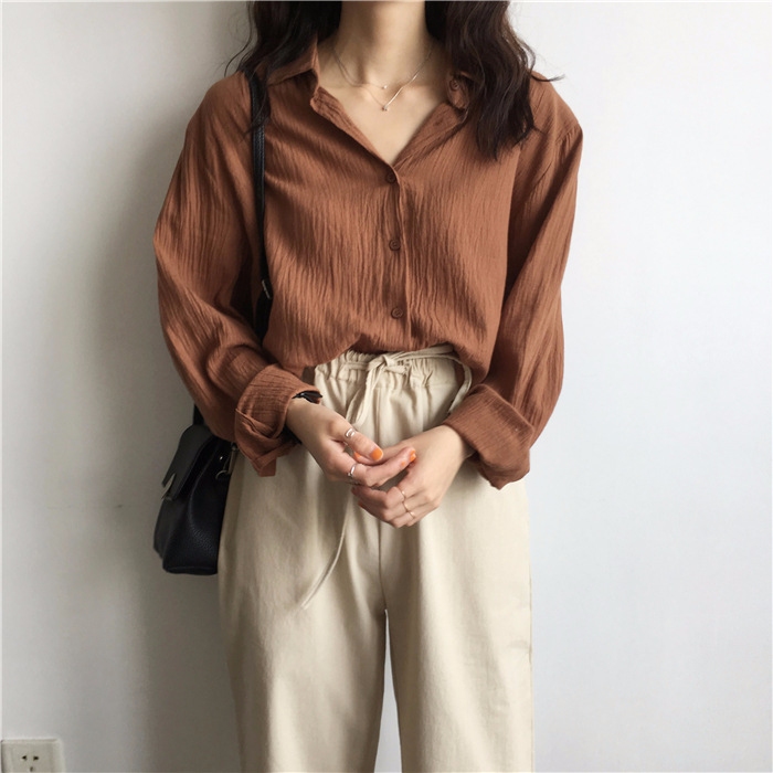 ▲寬鬆長袖衫 約台幣190元
寬鬆的襯衫就秋天一定要穿的單品,尤其是像這種V領設計的寬鬆襯衫,穿起來絕對會超顯瘦!記得要把袖口稍微摺起來,露出細細的手腕,視覺上爆瘦10公斤啊!