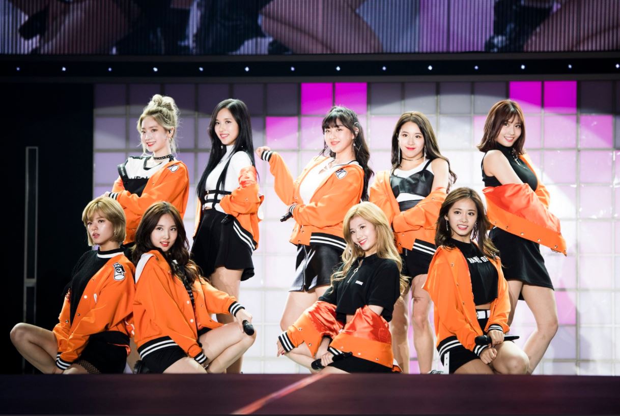JYP在推出了TWICE之後,公司股價隨著TWICE的各種活動不斷攀升,隨著TWICE這次發行日本單曲大賣,JYP的股價也來到歷史新高。而且JYP在大力宣傳TWICE的同時,也不忘打造新團,繼《SIXTEEN》之後,時隔2年再度打造選秀節目