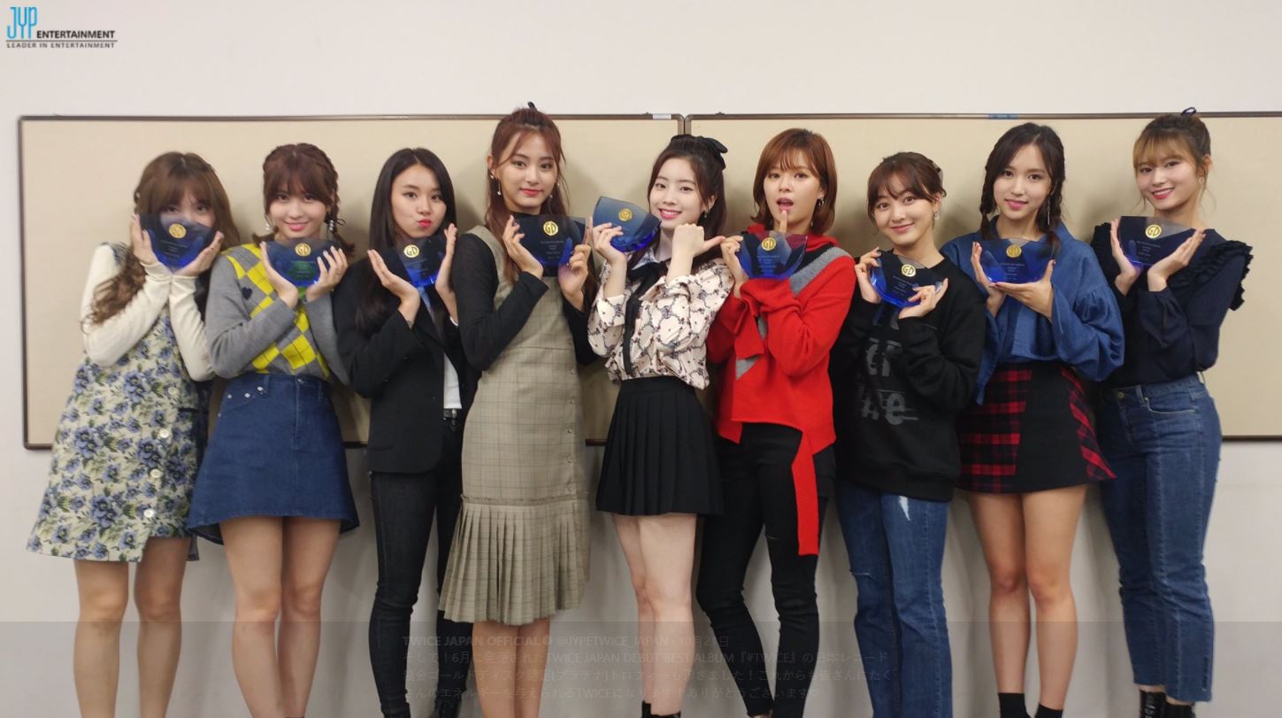 像是在TWICE在日本的官方TWITTER前幾日的貼文,就可以看到TWICE成員們的膚色真的很平均啊!但是多賢瞬間變得超級突出啊!
簡直是白到發光~