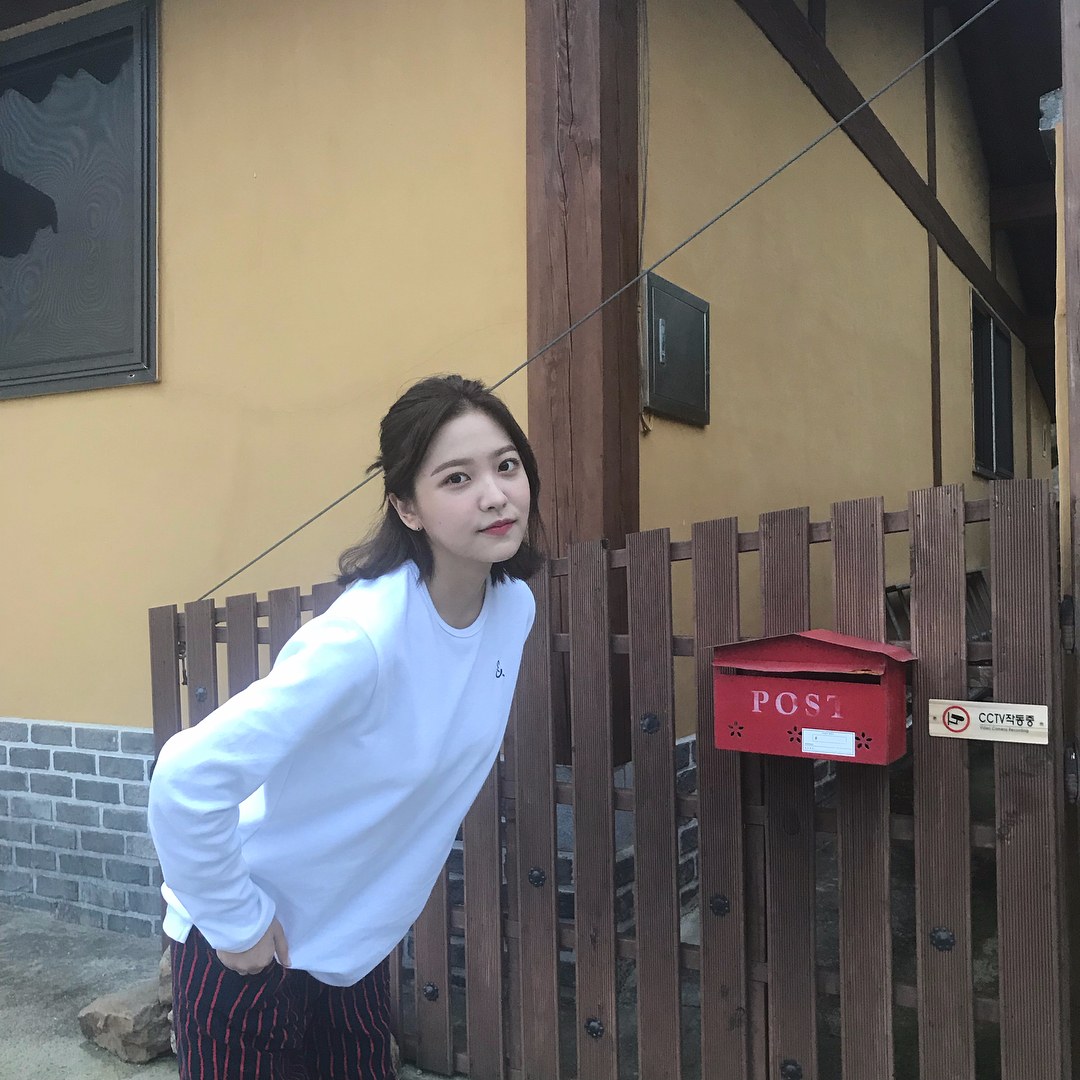 Red Velvet-YERI
這也是YERI出道兩年以來首次將頭髮剪短,粉絲也大讚YERI剪完短髮後看起來更成熟了,樣子也多了幾分女人味...