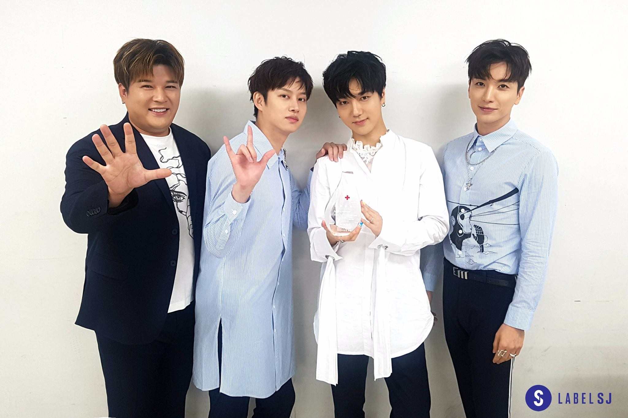 不過Super Junior雖然是近年的韓流始祖,但這幾年SJ 成員回歸路一直不順。像是2015年成員回歸前夕,傳出即將入伍的晟敏不顧成員反對的意見,決定先結婚