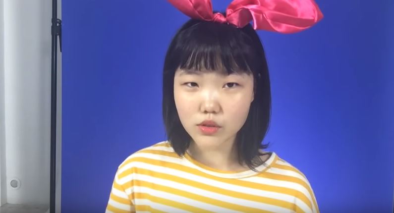 雖然兩人曾說過不會整形,但還是有酸民希望兩人能夠去整形讓外表變好看一點,甚至對兩人的外表留下惡意留言,秀賢為了和粉絲們互動特地開了直播,但卻有網友提問::「為什麼不做雙眼皮手術?」